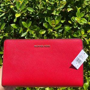 🚫SOLD🚫NWT MK LG Crossbody Clutch Bright Red♥️